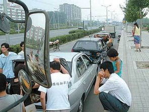 旅客摆渡车内突发晕倒，紧急救援中有人破窗——机场通报
